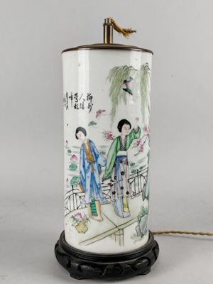 une image représentant une lampe ornée d'une peinture, posée sur une table