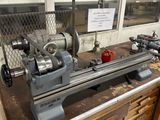 une machine posée sur un établi