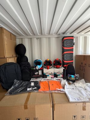 de nombreux cartons remplis d'affaires à l'arrière d'un camion de déménagement
