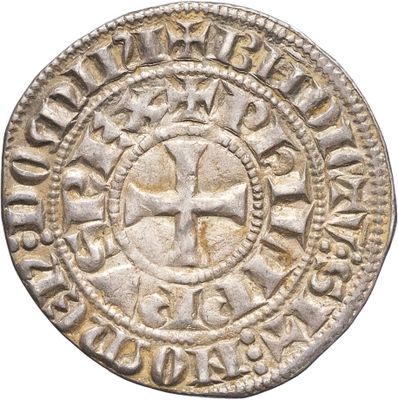 une vieille pièce d'argent ornée d'une croix