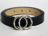 une photo d'une ceinture noire ornée de deux anneaux argentés