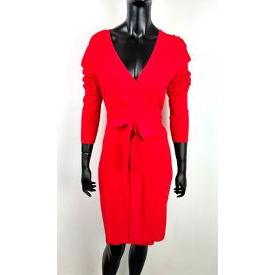 une robe rouge de femme sur un mannequin, un mannequin, un mannequin, un mannequin, un mannequin, un mannequin, un mannequin, un mannequin
