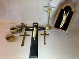 une croix, un crucifix, une bougie et d'autres objets religieux posés sur une table
