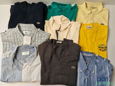 de nombreuses chemises pour hommes étalées sur une table