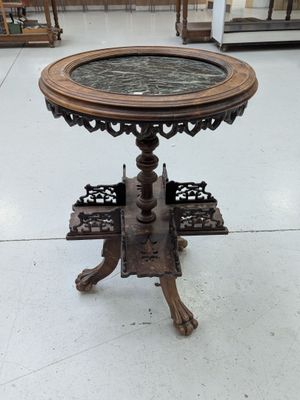 une table avec un plateau en verre