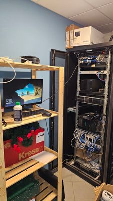 un rack de matériel électronique dans une pièce aux murs bleus