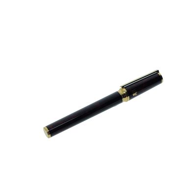 le stylo est noir avec des finitions dorées et possède une pointe dorée