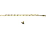 un gros plan sur un bracelet en or orné d'un cœur