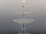 présentoir à gâteaux en verre à trois étages, avec une base transparente et des touches dorées