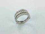 gros plan d'une bague en diamant sur une surface blanche