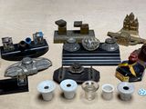 un grand nombre d'objets posés sur une table