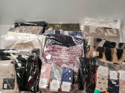 Lot de 22 accessoires dont : écharpes, chaussettes sans marque indiqué