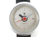 un gros plan d'une montre-bracelet avec une trotteuse rouge