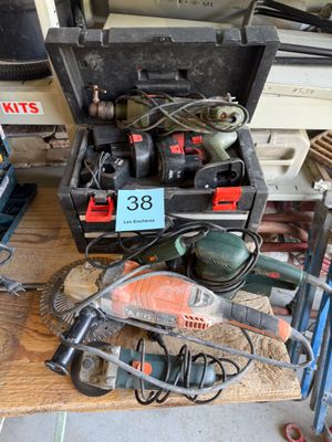 une boîte à outils posée sur une table, avec une étiquette indiquant le prix