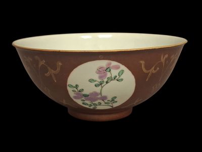 Chine, époque Qing XIX-XXe Coupe décor en médaillons sur fon…