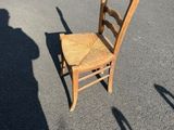 une chaise en bois posée au milieu d'un parking