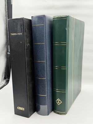 trois livres posés l'un à côté de l'autre sur une table
