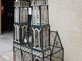 une cage à oiseaux surmontée d'une horloge