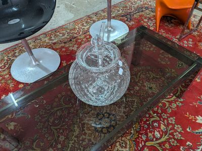 une table en verre sur laquelle est posé un vase en verre