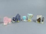 Plusieurs types de cristaux sont exposés sur des blocs de verre