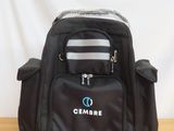 un sac à dos noir posé sur une table en bois