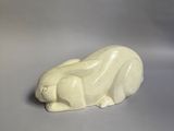 figurine en porcelaine représentant un lapin blanc sur fond gris
