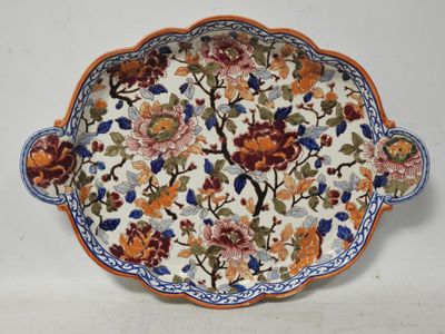un gros plan d'une assiette décorée de fleurs