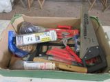 une boîte pleine d'outils posée sur une table