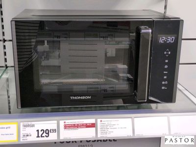 une photo d'un micro-ondes exposé dans un magasin