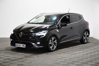 une Renault C-Cross noire garée sur un sol à damier