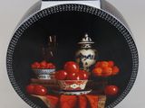 une photo en noir et blanc d'un vase sur lequel sont disposées des tomates
