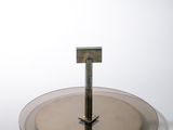 une image représentant une plaque de verre munie d'une poignée métallique