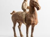 statue représentant un homme à cheval, avec une femme assise derrière lui