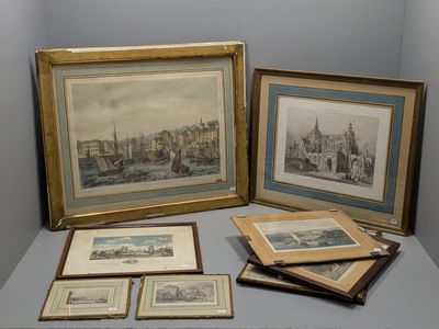 plusieurs reproductions, encadrées ou non, représentant des bâtiments et des bateaux, posées sur une table