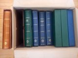 de nombreux livres dans la boîte posée sur la table