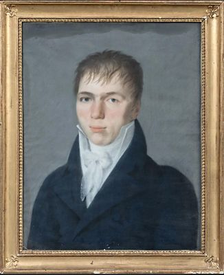 portrait d'un jeune homme vêtu d'un manteau bleu et d'une chemise blanche