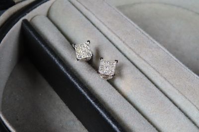 DIAMANTI. Paire de clous d'oreilles en or gris (750/1000e) c…