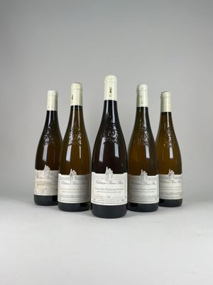 six bouteilles de vin sont alignées dans une rangée