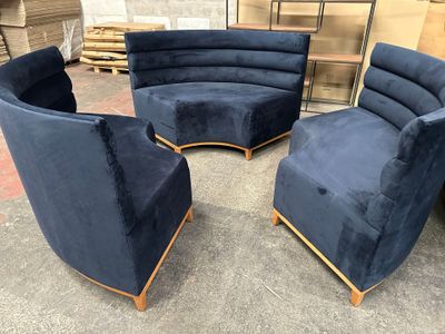 trois chaises et une chaise qui se trouvent au milieu d'une pièce