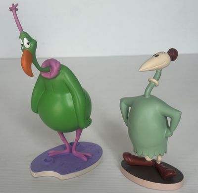deux figurines représentant un oiseau et un oiseau sur un skateboard