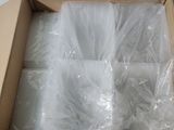 une boîte contenant tout un tas d'objets en plastique