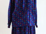 une photo d'une robe bleue et rouge posée sur un présentoir pour mannequin