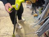un homme qui tient un outil jaune et noir