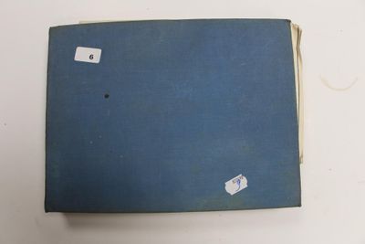 un livre bleu sur lequel se trouve une feuille de papier