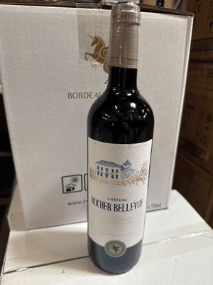 une bouteille de vin posée sur une caisse