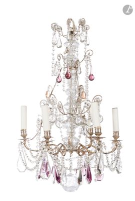 une photo d'un lustre orné de cristaux roses suspendu au plafond