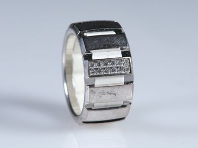 un gros plan d'une bague sertie de diamants