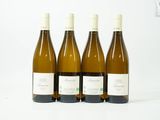 trois bouteilles de vin blanc sont alignées sur une surface blanche