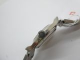 gros plan d'une montre sur une surface blanche