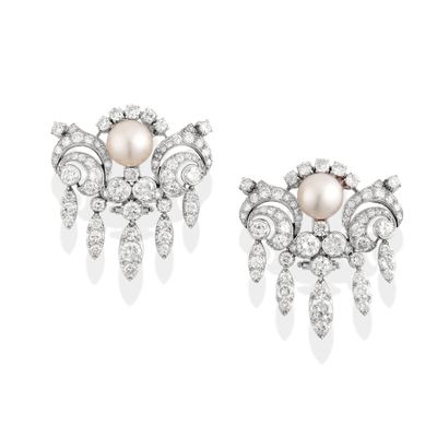une paire de boucles d'oreilles en perles et diamants